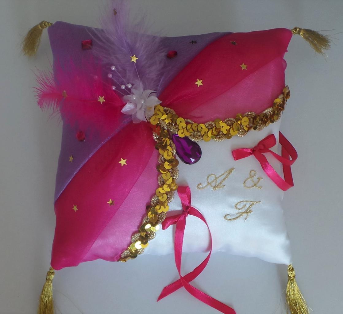 Coussin de mariage oriental fuchsia parme or