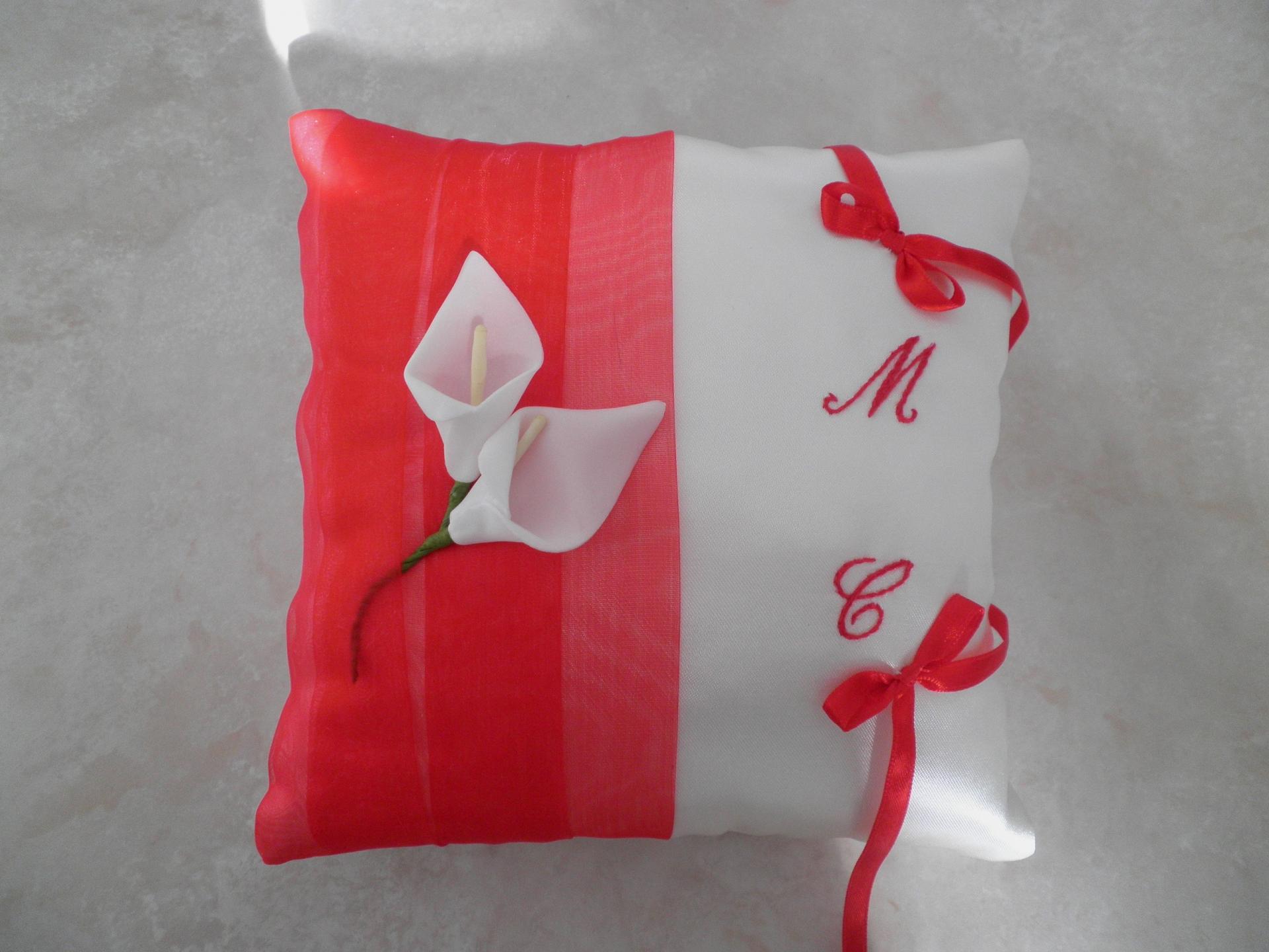 Coussin de mariage rouge blanc ou ivoire