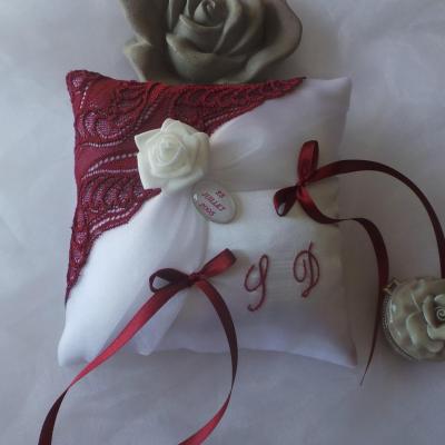 Coussin alliances raffiné blanc bordeaux personnalisé fait main