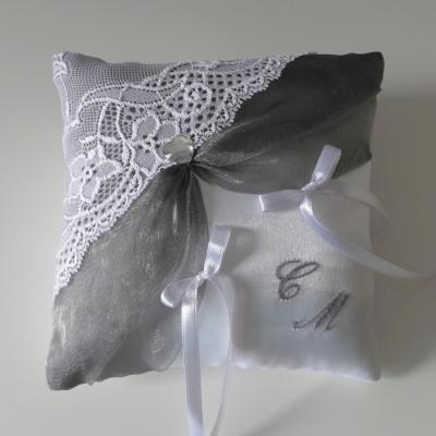 Coussin alliance gris argent blanc dentelle personnalisé fait main