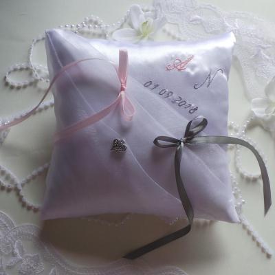 Coussin mariage chic blanc personnalisé gris et rose fait main