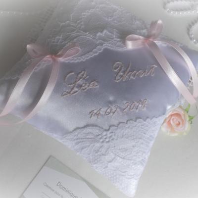 Coussin alliance raffiné dentelle blanc personnalisé rose pastel fait main