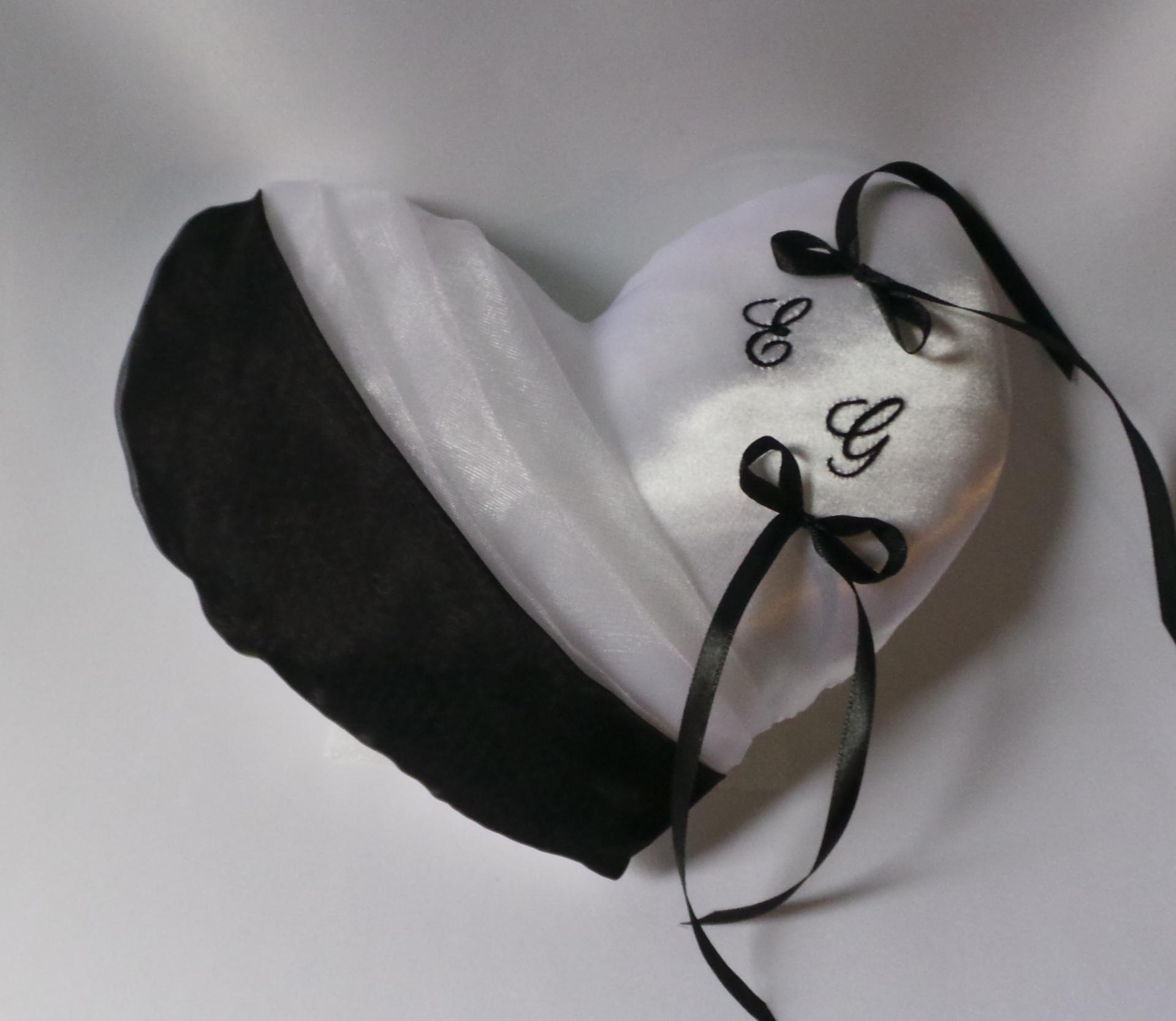 Coussin mariage coeur blanc noir