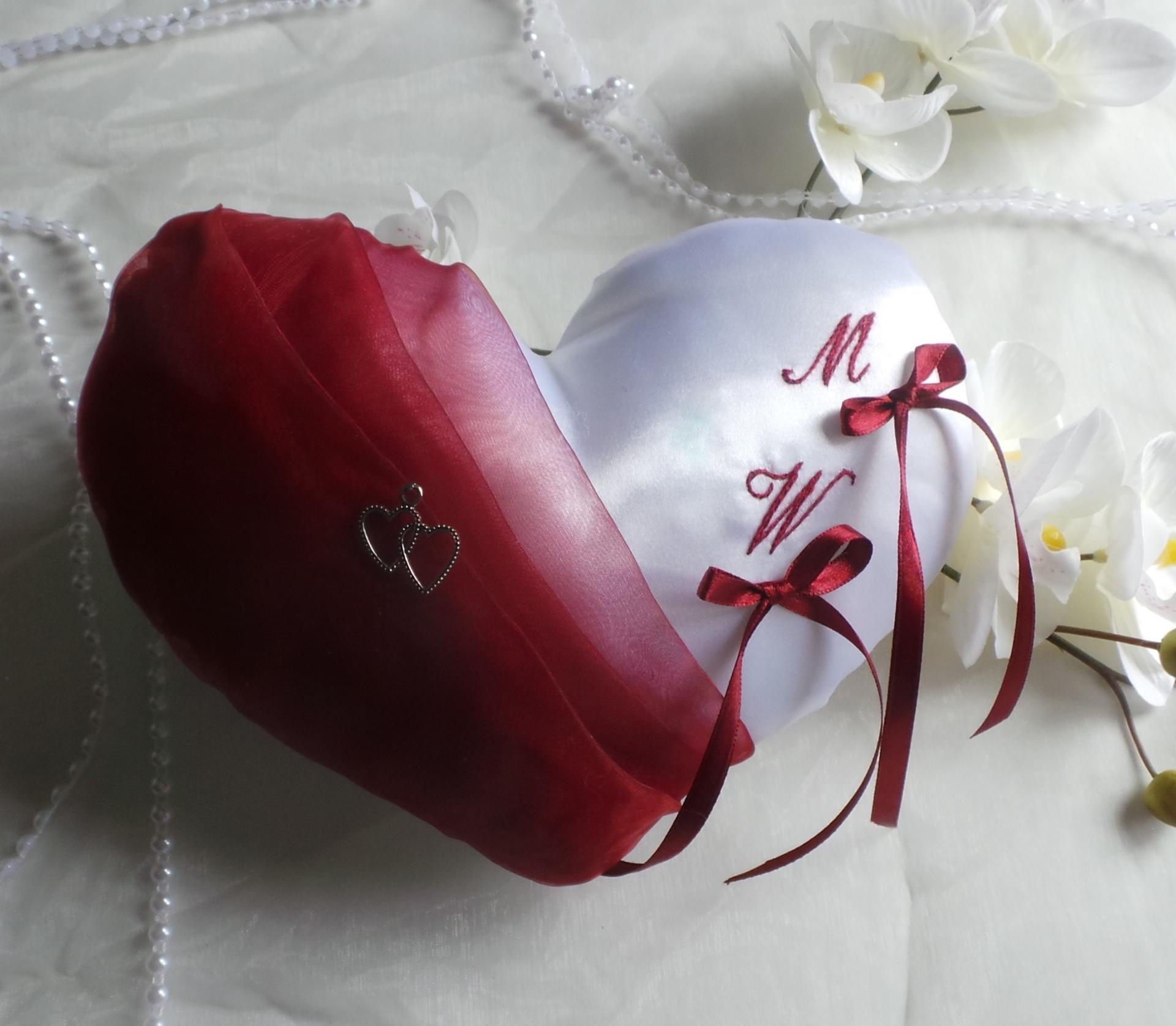 Coussin mariage coeur bordeaaux blanc