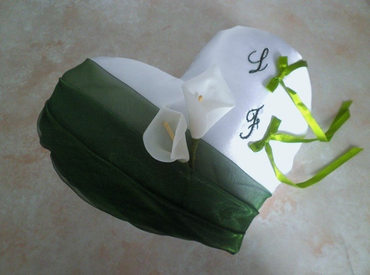Coussin mariage coeur vert feuillage