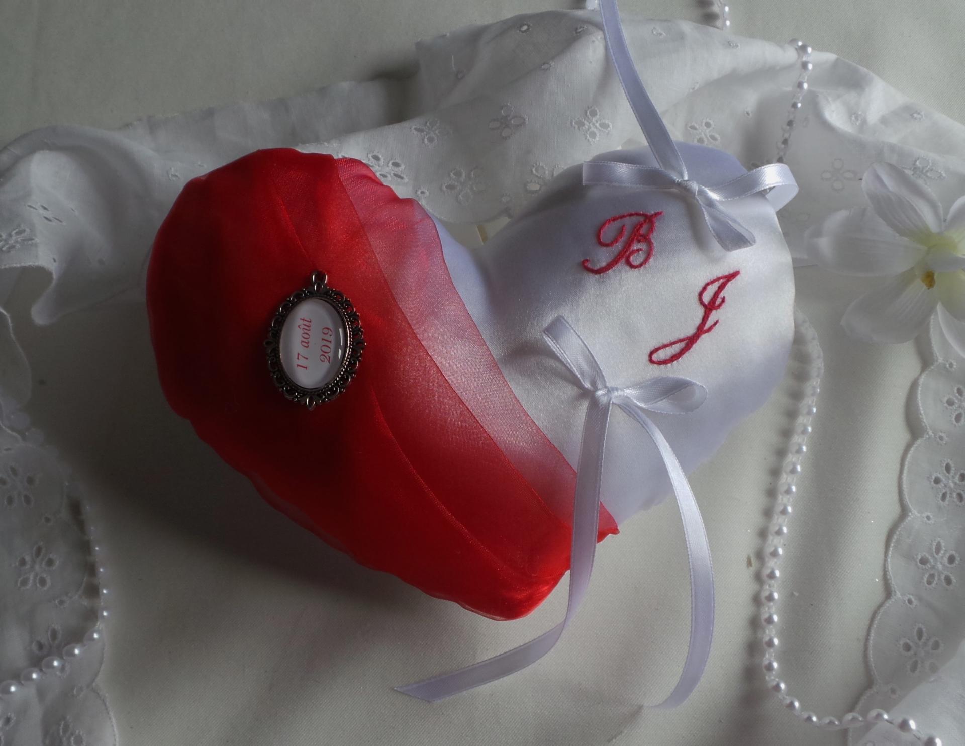 Coussin mariage coeur rouge et blanc